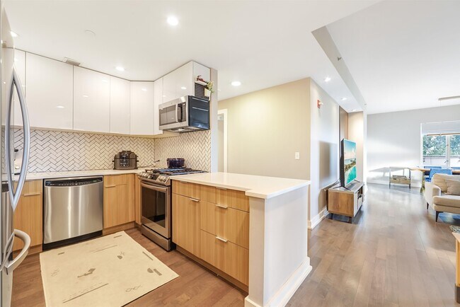 Building Photo - 3312 HUDSON Ave Unit 2C