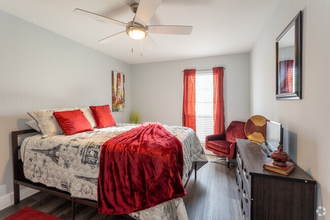 2BR, 1BA - 829SF