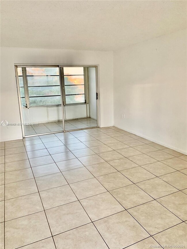 Building Photo - 8220 Sunrise Lakes Blvd Unit 307
