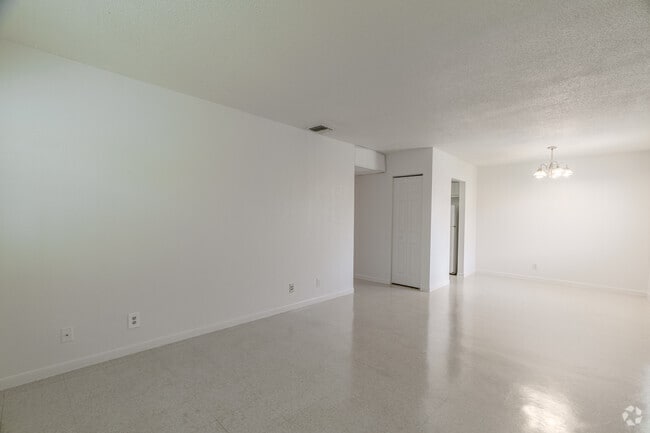 2BR, 2BA - 900SF