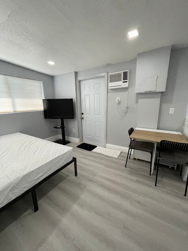 Building Photo - 3101 N 66th Ave Unit Studio Rental