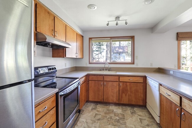 Photo - 3 Bed 2 Bath - Groups Per Approval - Dog Friendly - Fenced Yard