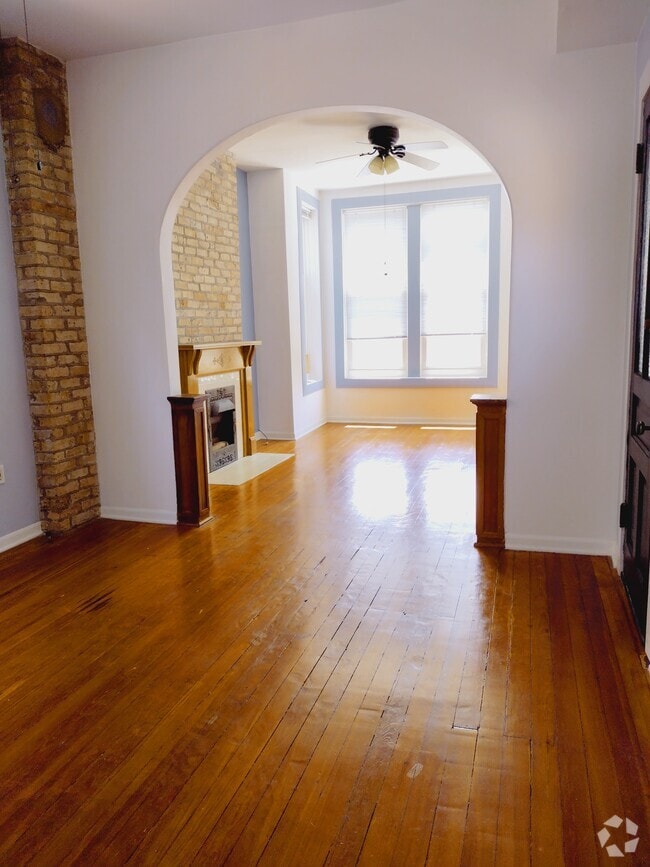 Building Photo - 1956 W Huron St Unit 3rd floor Rental