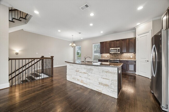 Photo - 1105 E 27th St