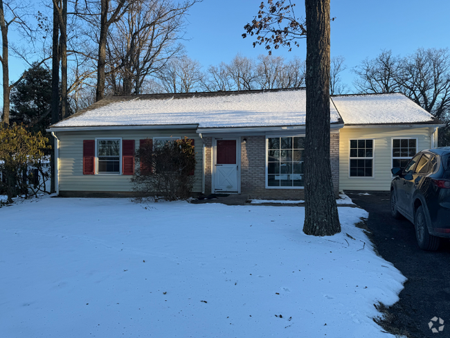 Building Photo - 1940 N Oak Ln Rental