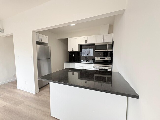 Photo - 1370 Wyandotte St E