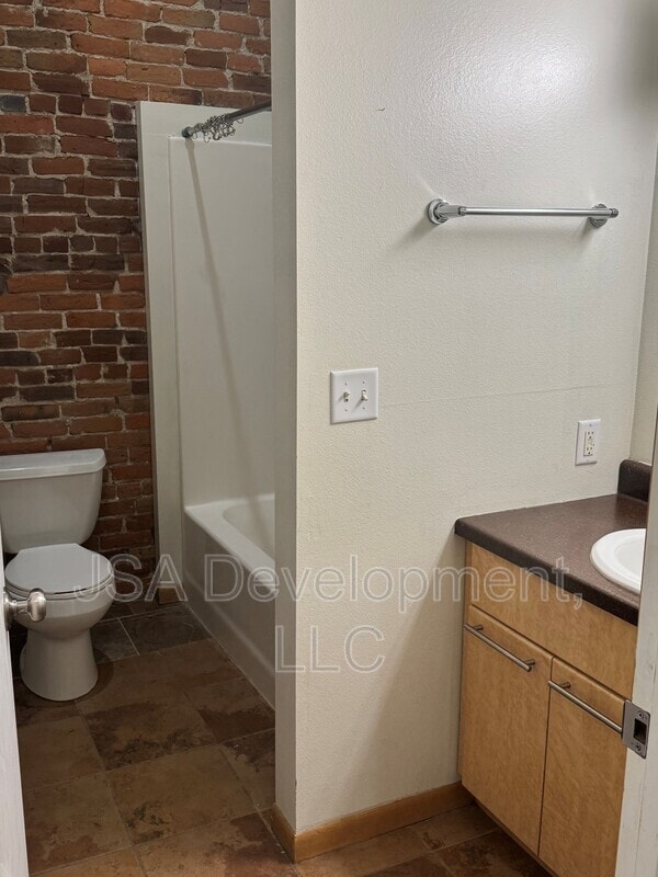 Photo - 220-224 E 4th St