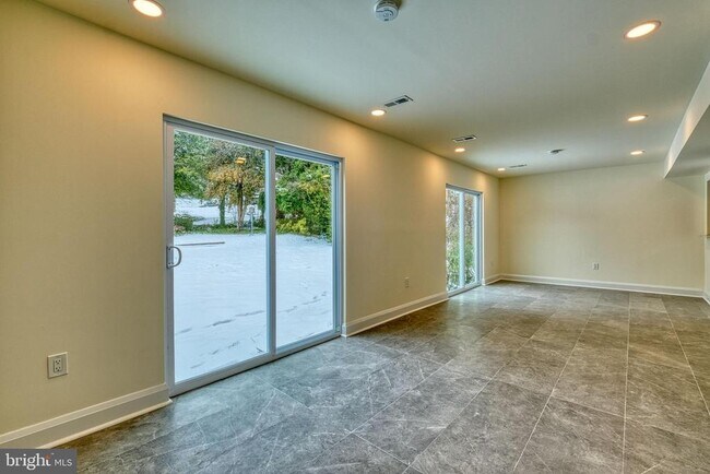 Photo - 902 Stevenson Ln