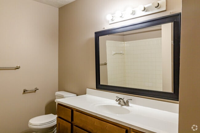 1HAB, 1BA - Baño - Prairie Green Apartment Homes