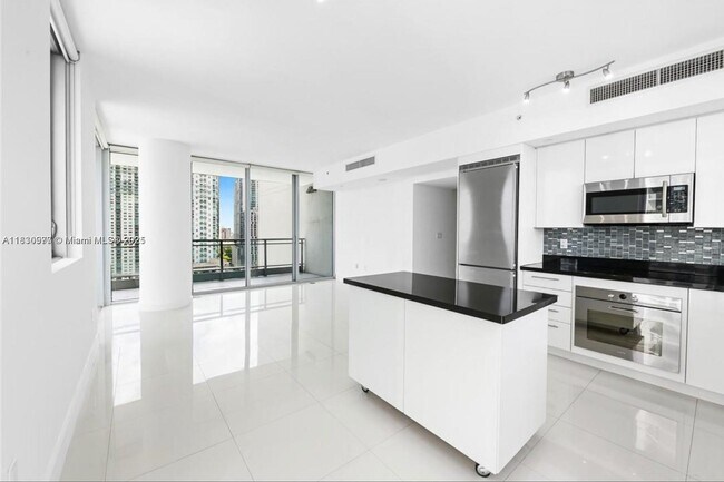 Photo - 92 SW 3rd St Unidad 2210