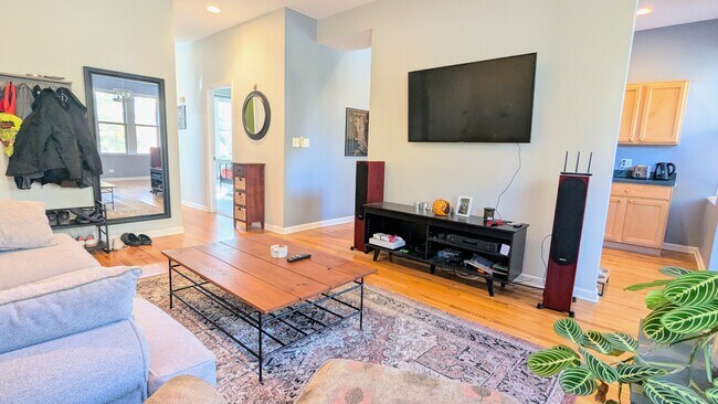 Photo - 3719 W Byron St Unidad 2