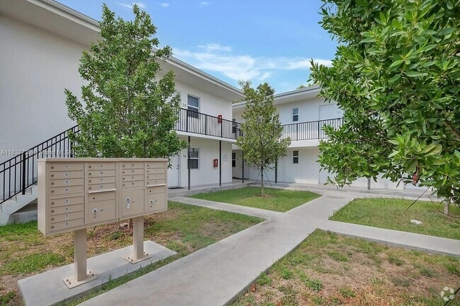 Building Photo - 1710 NW 1st Ct Unit 17 Rental