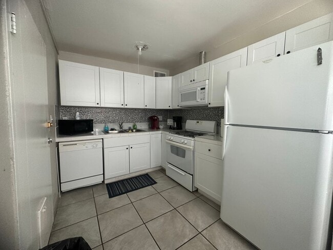 Building Photo - 3 Bedroom Duplex