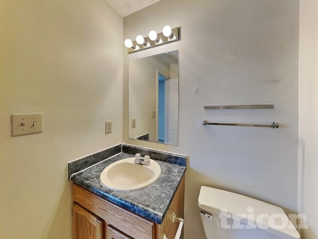 Photo - 5328 Waterton Lakes Dr