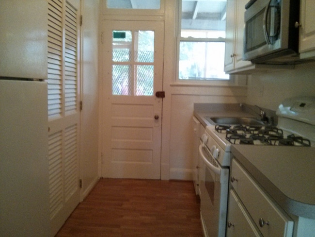 Photo - 2425 Ontario Rd NW