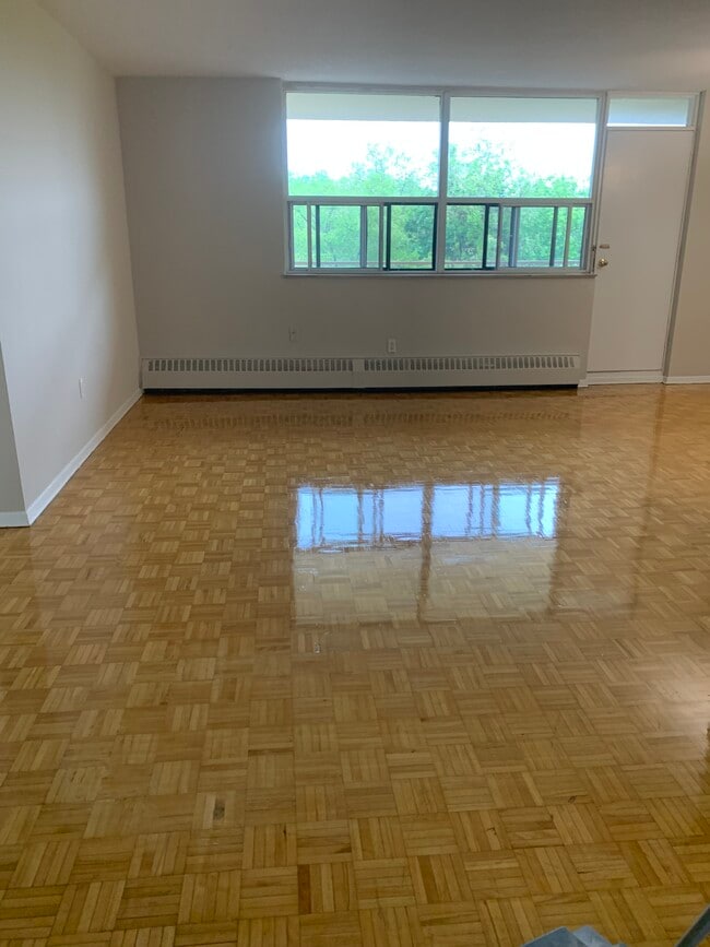 Building Photo - 75 John St W