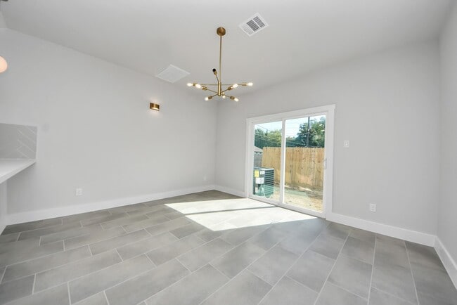 Photo - 1110 E Main St