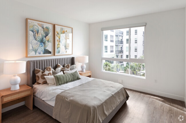 2BR, 2BA - 977SF