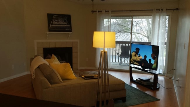 Building Photo - 1411 Lake Pointe Way Unit 5