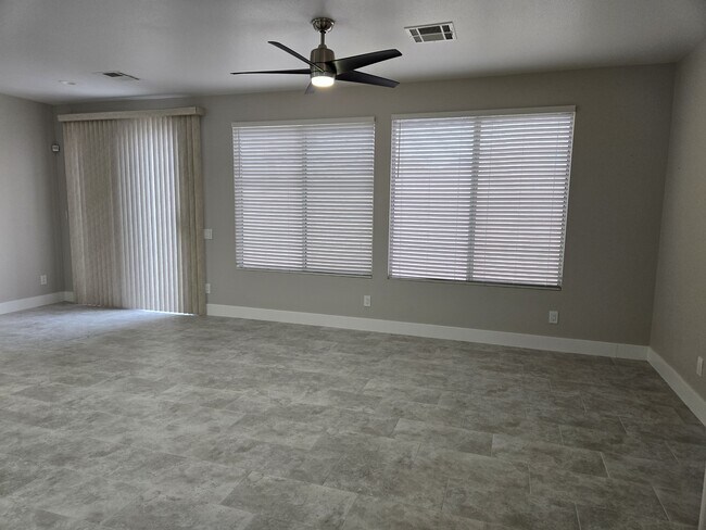 Photo - 993 White Glacier Ave