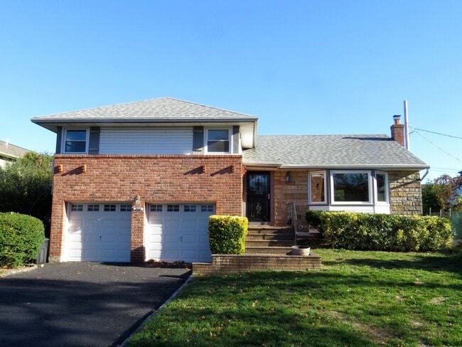 Building Photo - Spectacular Westbury Split!!