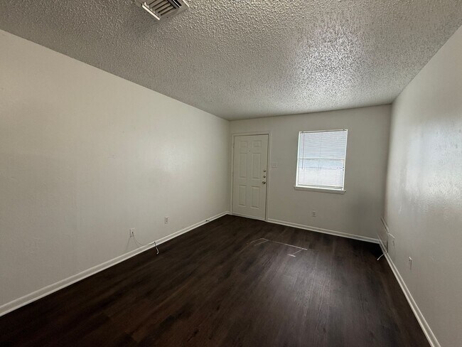 Photo - 909 Dryden Ave Unidad B