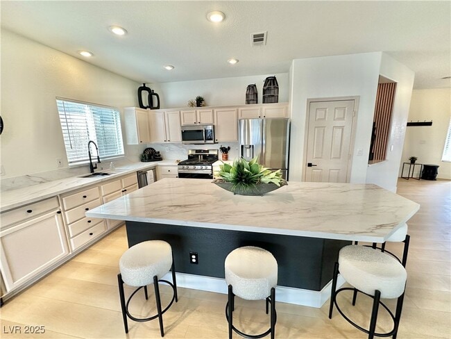 Photo - 10195 Queensbury Ave