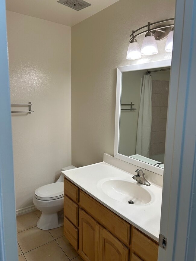 Photo - GREAT UPSTRS CONDO FOR LEASE!