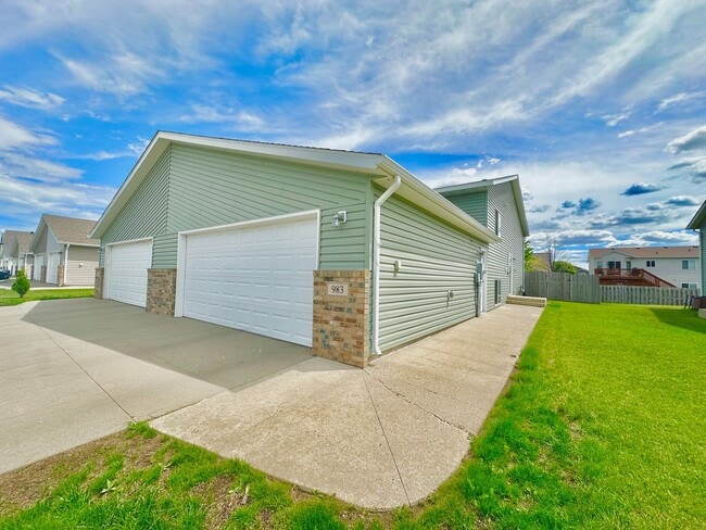 Building Photo - 3 Bed, 2 Bath Twinhome!