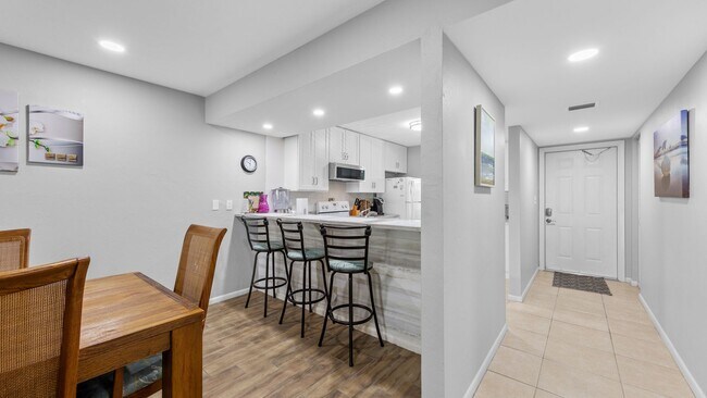 Photo - 5 miles from 5th Avenue and Downtown Naples!