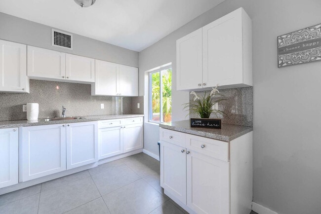 Photo - 437 NE 69th St Unidad FL2-ID1022318P