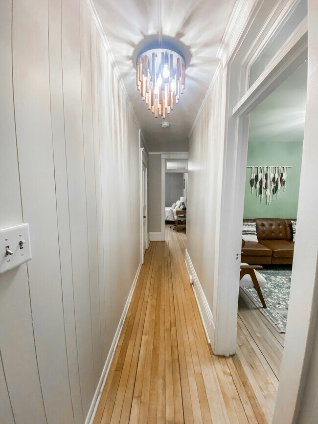 209 E 3rd St Unit 209 Upper