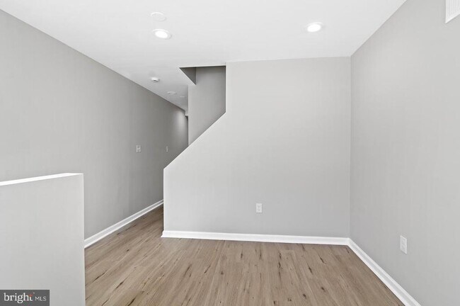 Photo - 1346 N Carey St