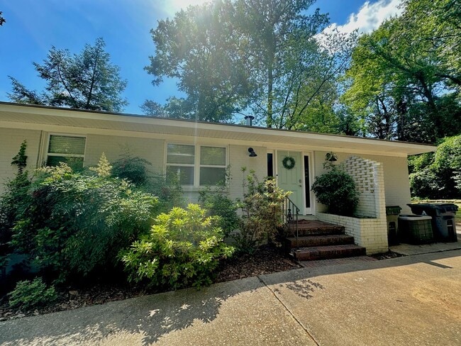 Photo - AVAILABLE NOW- Short distance to Downtown ...