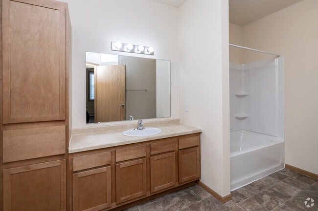 1BR, 1BA - 747SF - Bathroom