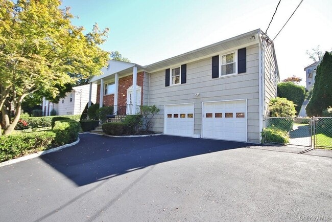 Photo - 570 Manville Rd