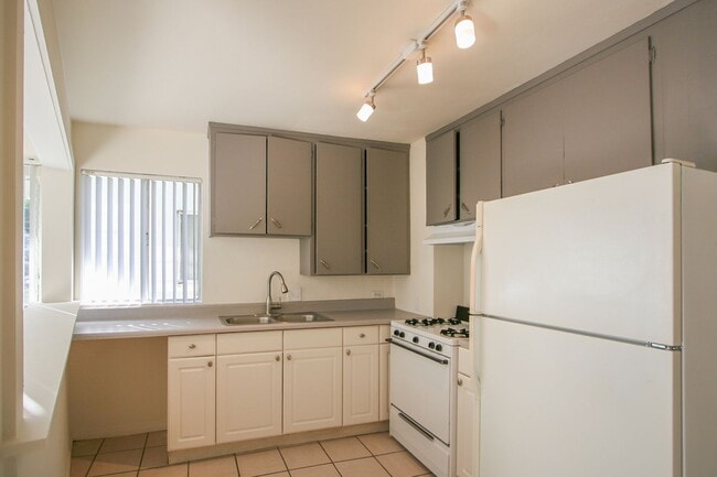 Building Photo - Charming 2 Bedroom/1 Bath in the Heart of North & South Park Unit 3147
