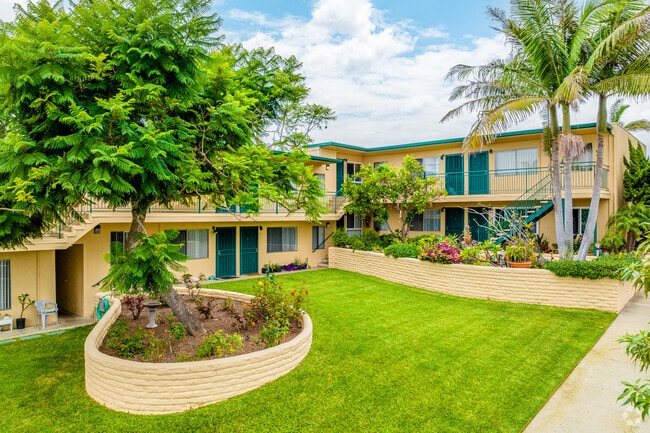Courtyard - Pacific Manor Apartments