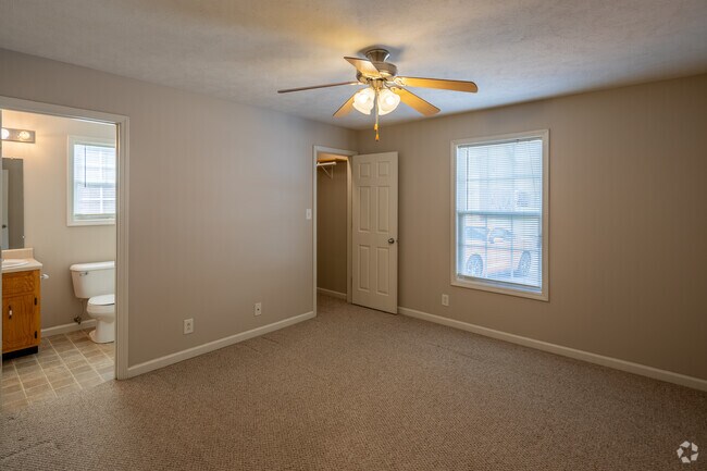 2BR, 2BA - 899SF