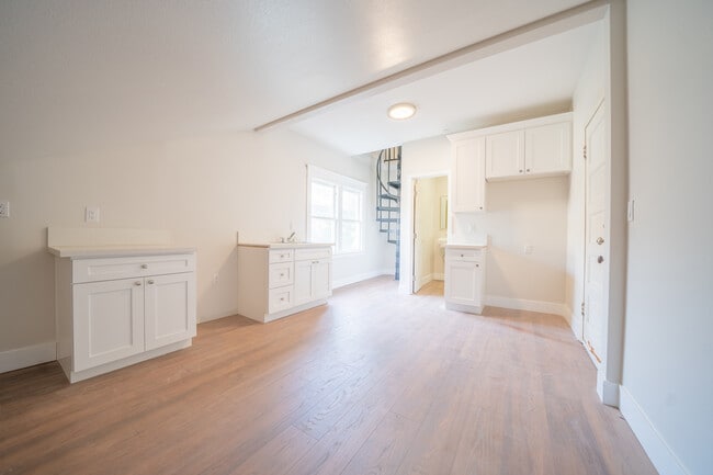 Building Photo - 212 S Orange Ave Unit D