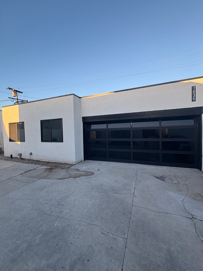 Hidden side entrance for extra privacy (1 parking space is in the driveway for this unit) - 7834 S Harvard Blvd Casa