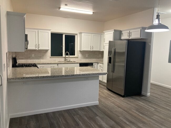 Kitchen, includes fridge!
