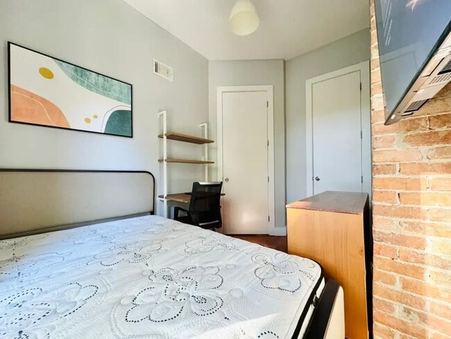 Photo - Furnished room/NOT APARTMENT Unit 2