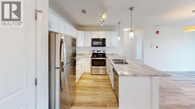 Photo - 10101-10101 101 Ave