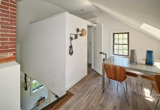 Photo - 6098 Upper York Rd