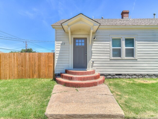 Building Photo - Beautifully Remodeled 2 bed / 1 bath Rental