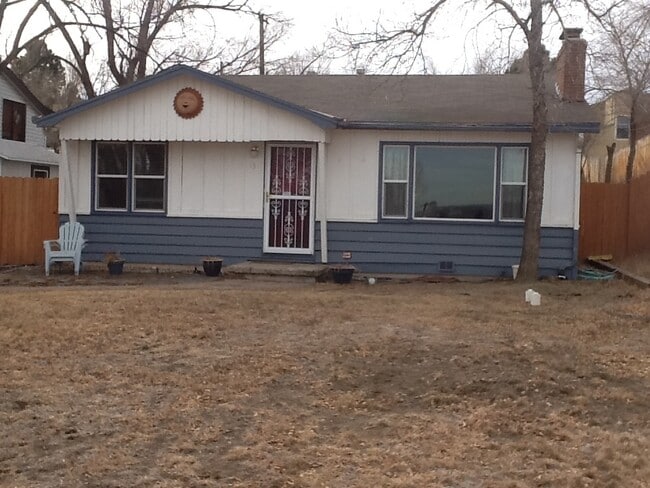 Building Photo - Adorable Cottage in Ivywild!