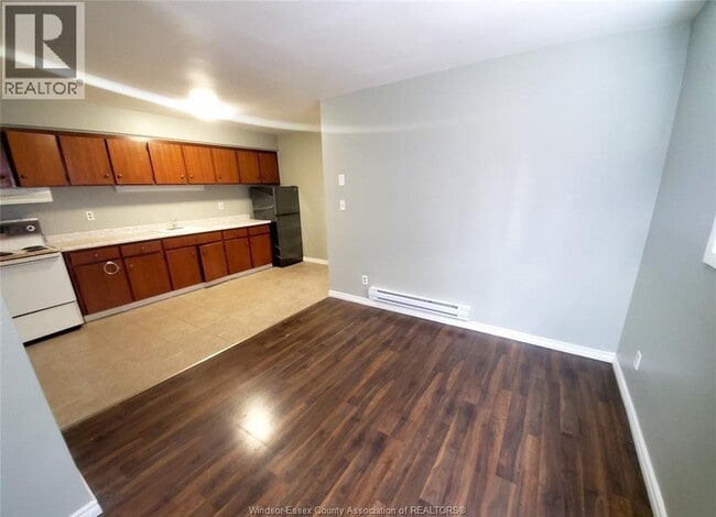 Photo - 3186 Wyandotte St W Unit 4