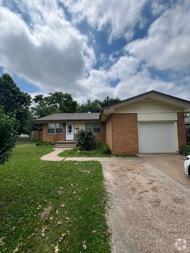 Building Photo - Must see 3 bed, 2 bath home near Downtown ...