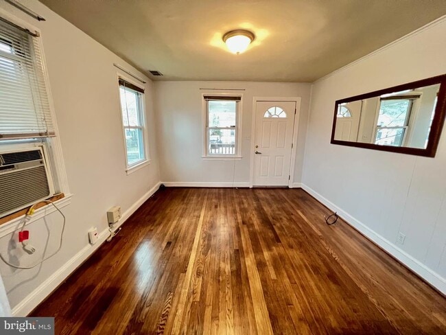 Photo - 3712 Lawrence Ave